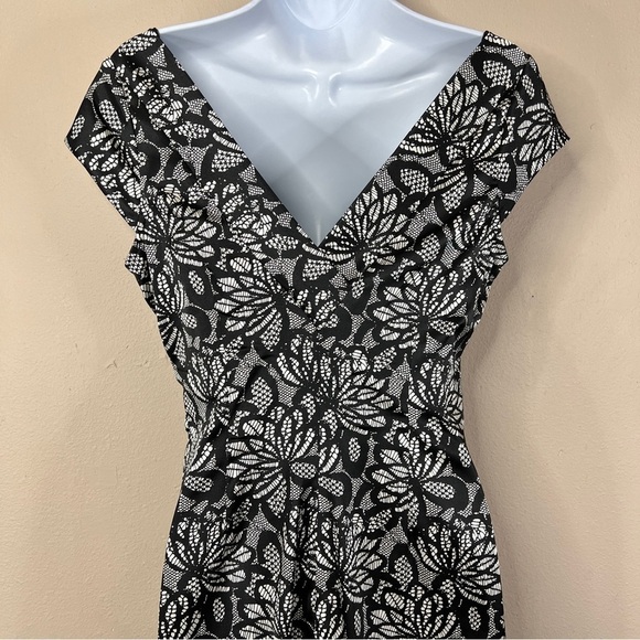 Size 8 Maggy London Black White Lace Print Satin Dress V Neck Event Party - Picture 9 of 12
